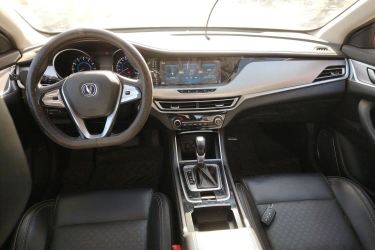 Used CHANGAN Eado 2018 High-Energy Edition 1.6L GDI Automatic Pioneer Model China V Standard Center Console