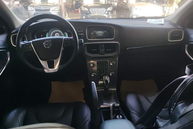 Used Volvo V40 2016 T4 Smart Luxury Edition
