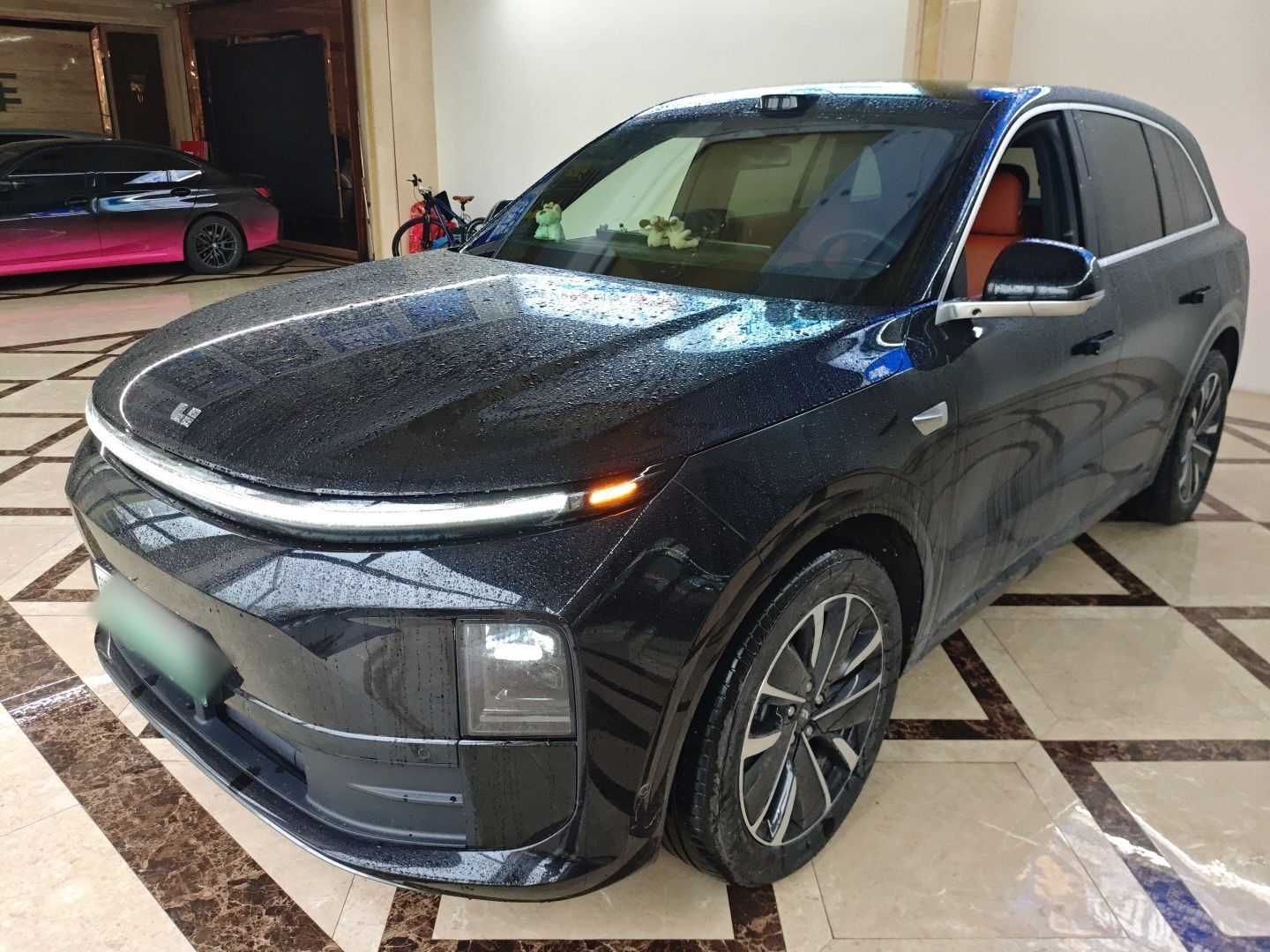 تحت مقدمة السيارة