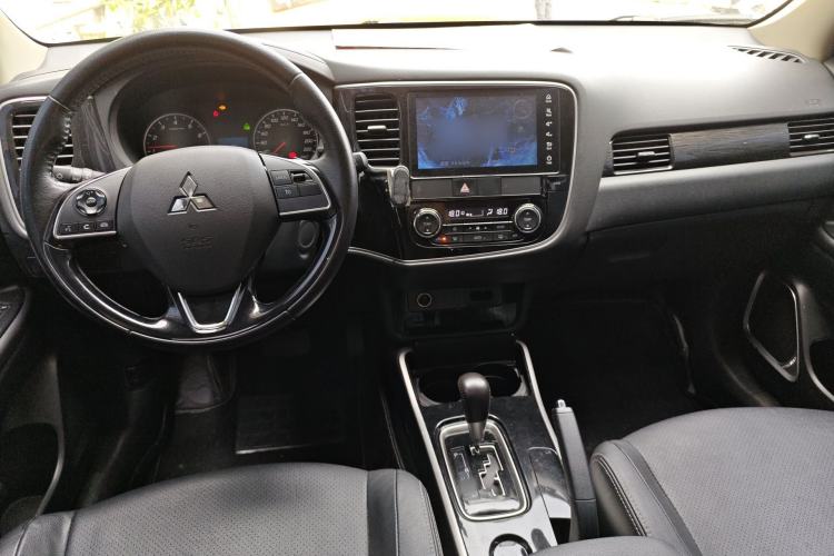 Used Mitsubishi Outlander 2018 2.0L Two-Wheel Drive Glory Edition 5 Seats Center Console