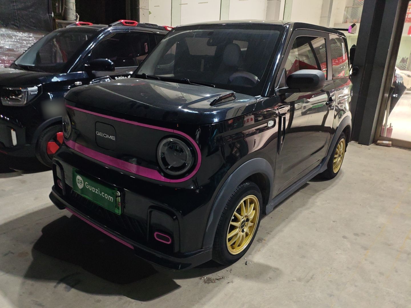 تحت مقدمة السيارة