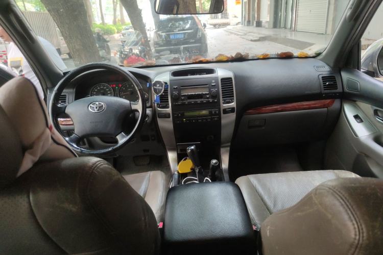 Used Toyota Prado 2004 GX 2.7 Automatic Model Center Console