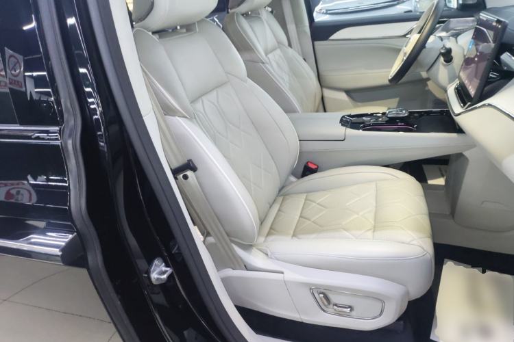 Used Volvo EM90 2025 Ultra Six-Seater Right Front Seat