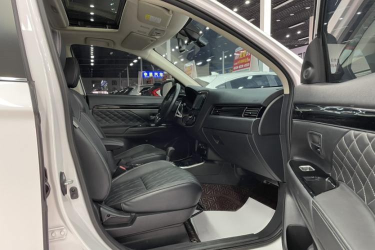 Used Mitsubishi Outlander 2021 2.4L 4x4 DynaDrive Edition 5 Seats Right Front Seat