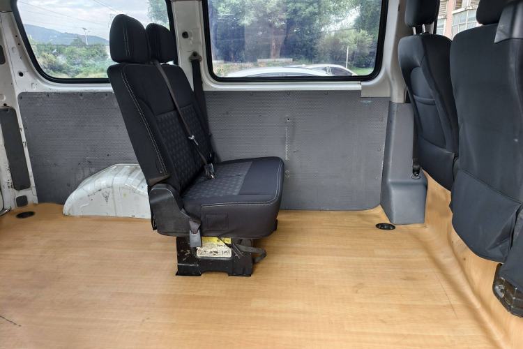 Used SAIC MAXUS Xintu V80 2018 2.5T 6-speed manual Aoyuntong short-wheelbase ultra-low roof 5- or 6-seat model Interior 6