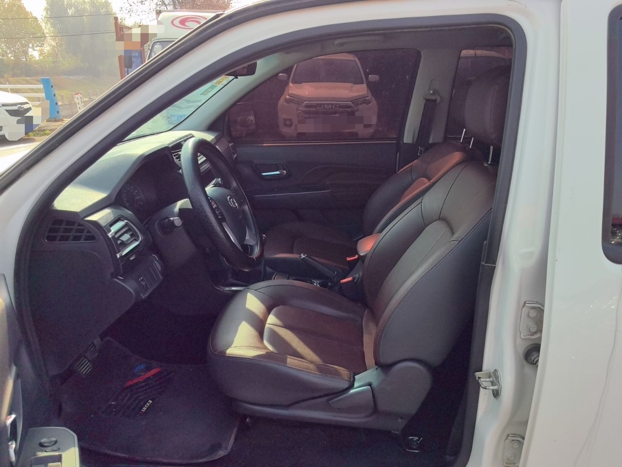 المقاعد الأمامية داخل السيارة