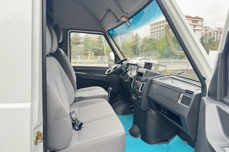 Used Iveco Daily 2017 2.8T V35 Box Truck 3 Seats 43S5