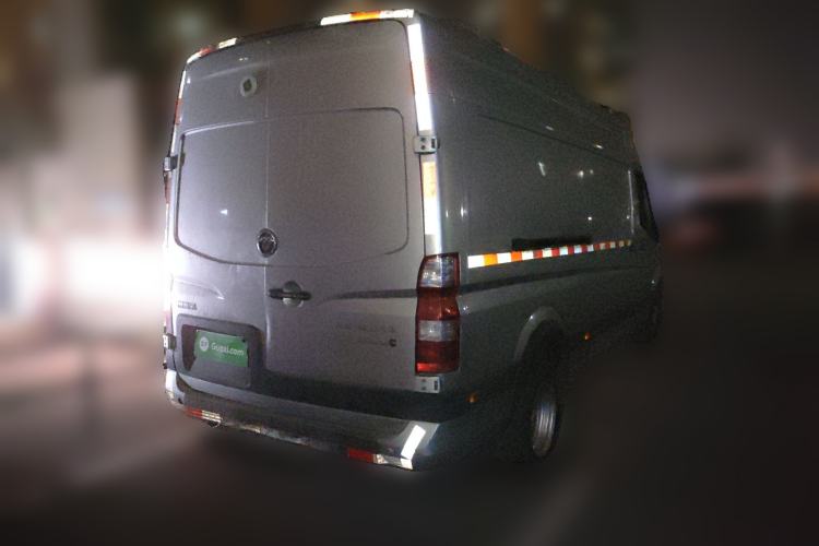 Used Foton Toano 2023 Cummins 2.8T Manual Jixiang Van Extended Wheelbase Mid-Roof Design Rear Dual Tires 3-Seater Configuration
