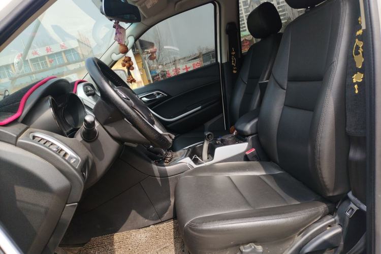 Used JMC Yusheng S350 2014 2.4T Automatic 2WD Diesel Luxury Version with Sunroof 5 Seats
