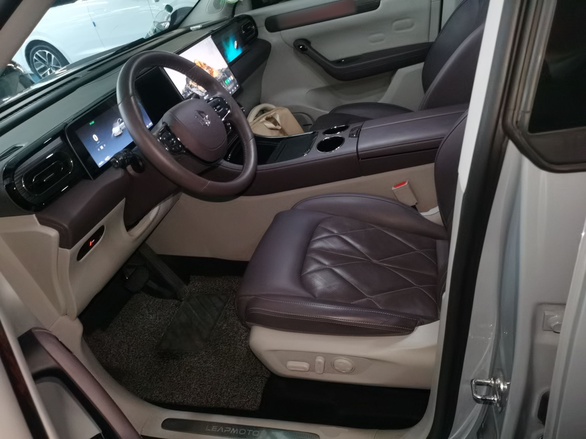 المقاعد الأمامية داخل السيارة