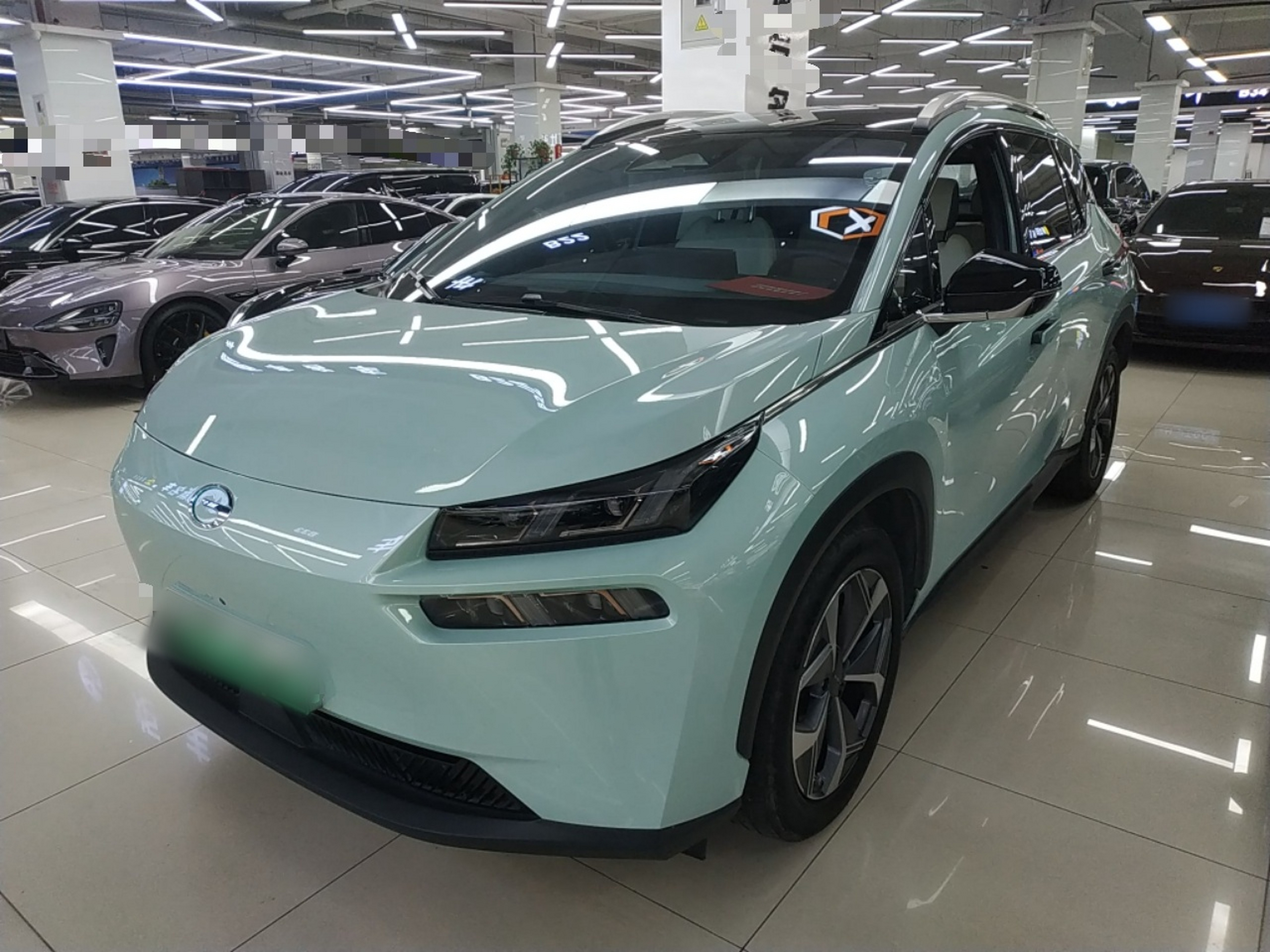 Под передней частью автомобиля