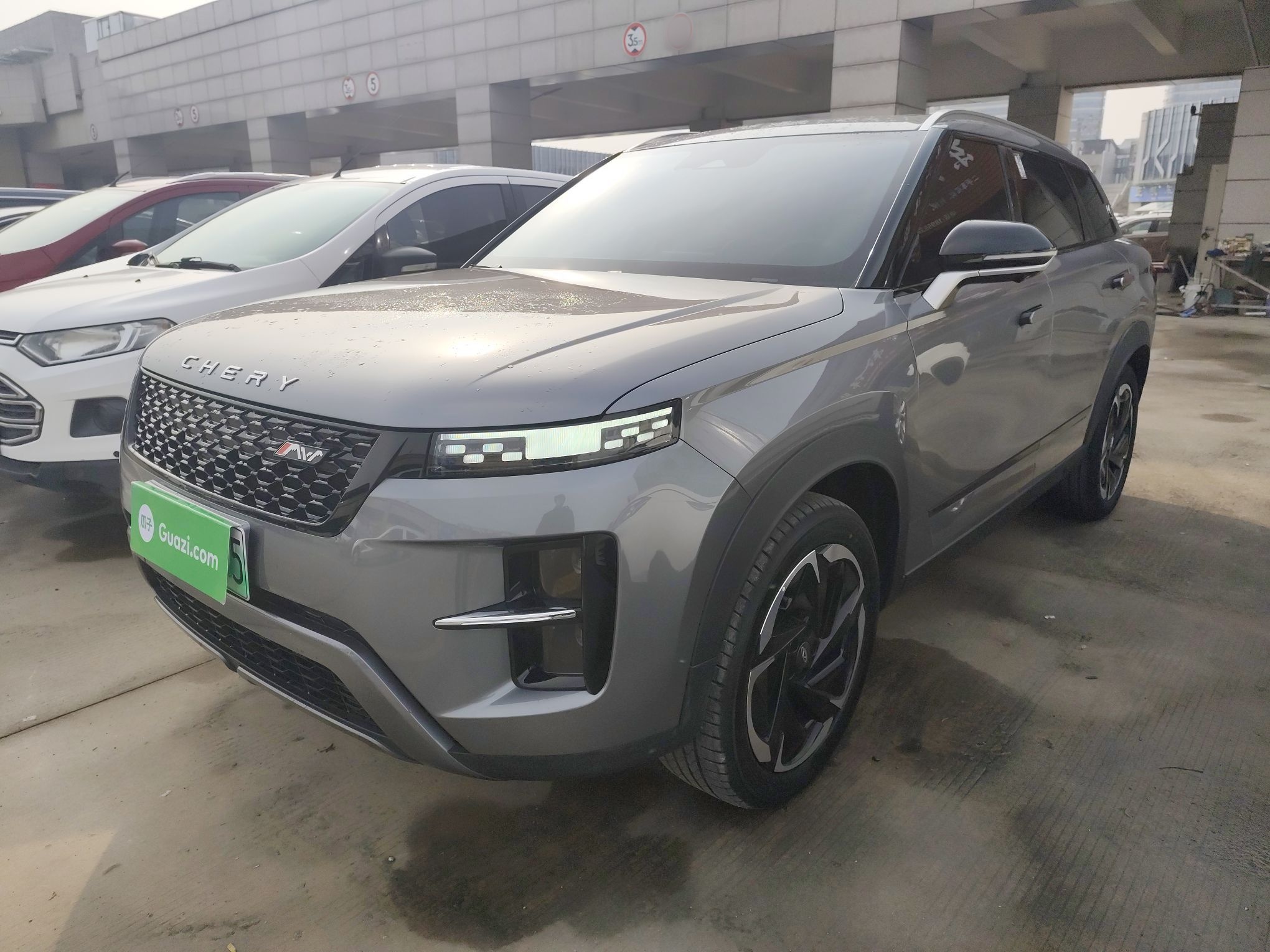 Под передней частью автомобиля