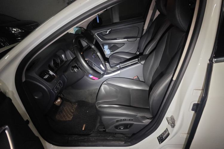 Used Volvo V60 2014 T5 Zhiyi Edition
