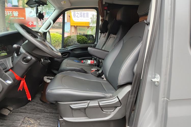 Used Iveco Eurocargo 2021 3.0T Automatic Chao Rui Short Wheelbase Low-Roof Side-Sliding Door F1C
