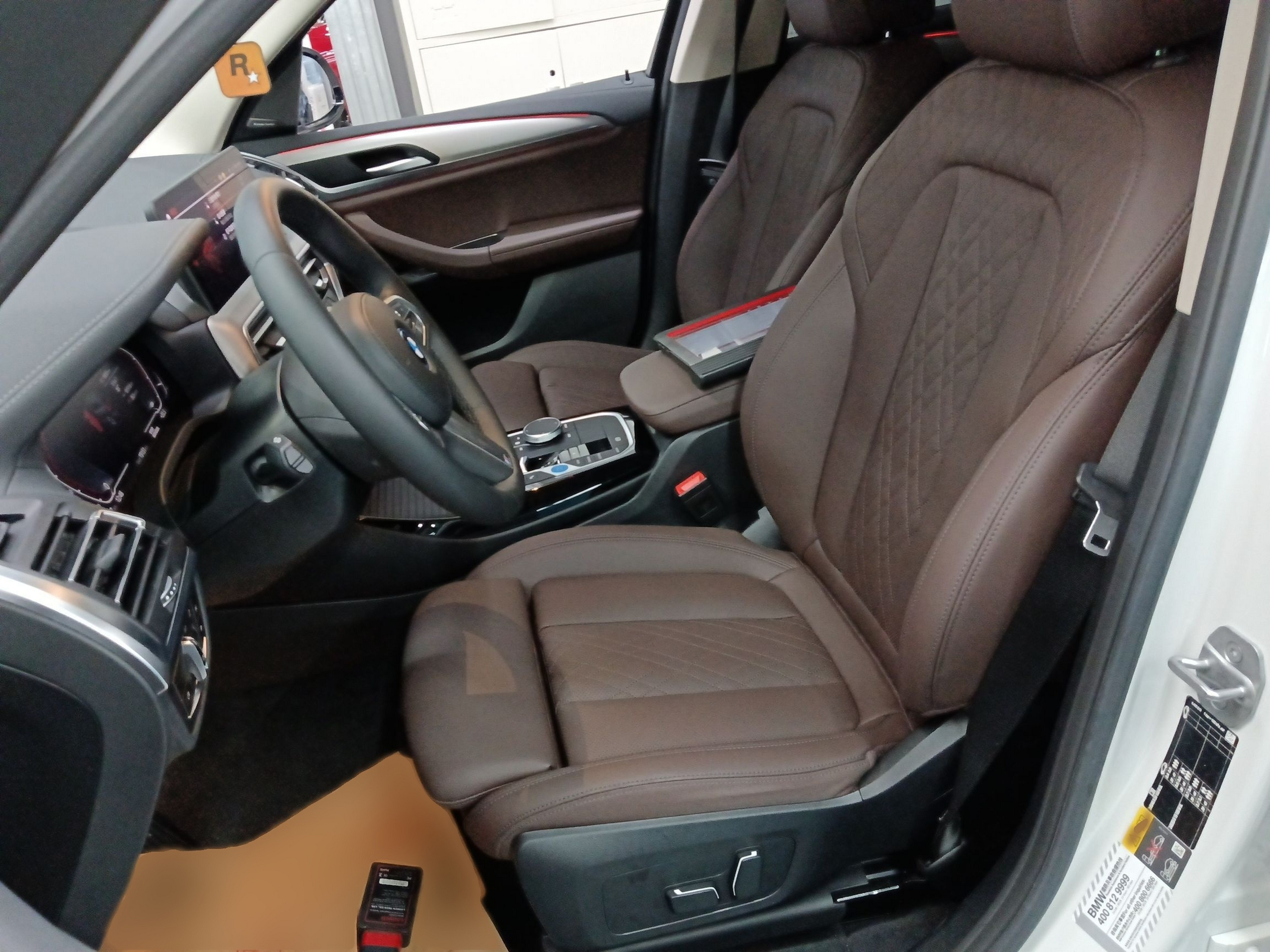 المقاعد الأمامية داخل السيارة