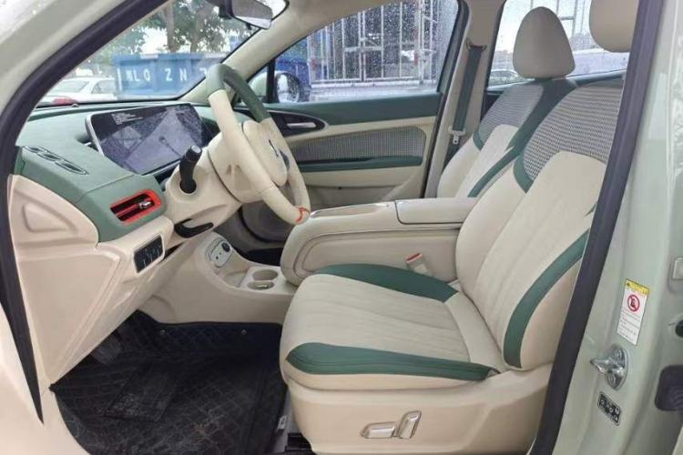 Used ORA Good Cat 2023 401 km Standard Range Luxury Version Lithium Iron Phosphate Interior 4