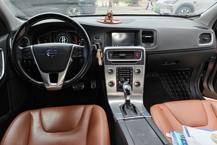 Used Volvo S60 2015 S60L 2.0T Zhiyuan Edition Center Console