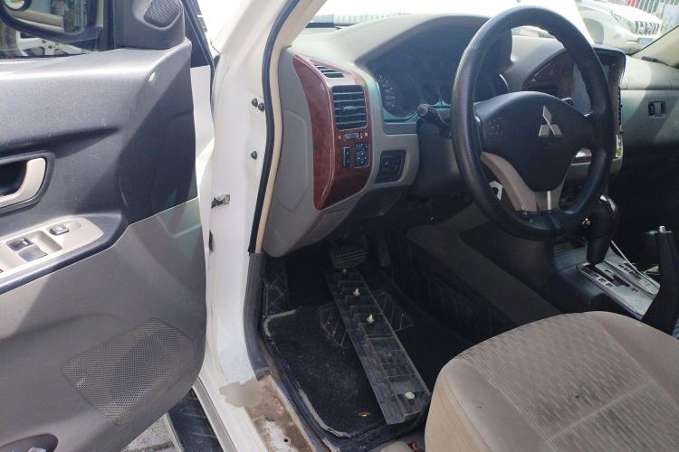 Used Mitsubishi Pajero 2011 V73 3.0L AT GLX
