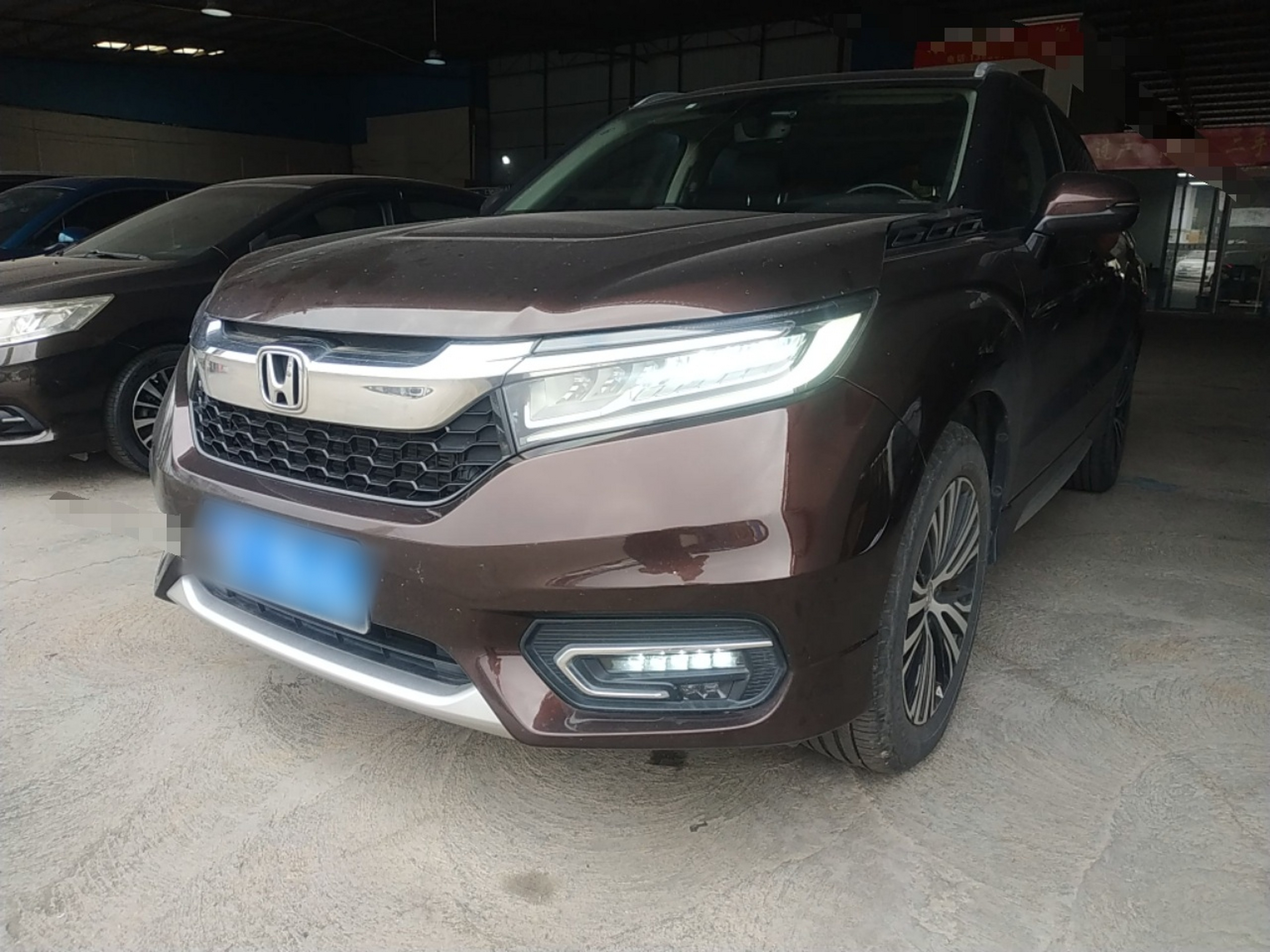 تحت مقدمة السيارة