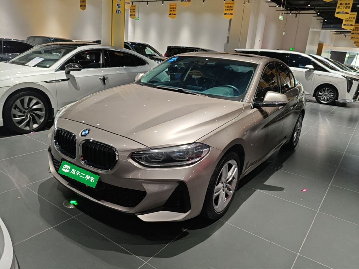 Unter der Vorderseite des Autos