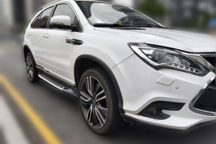 Used BYD Tang New Energy 2017 2.0T All-Wheel Drive Hyatt Model Front Right 45 Deg