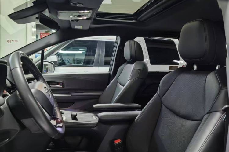 Used Toyota Sienna 2023 2.5L Hybrid Deluxe Edition