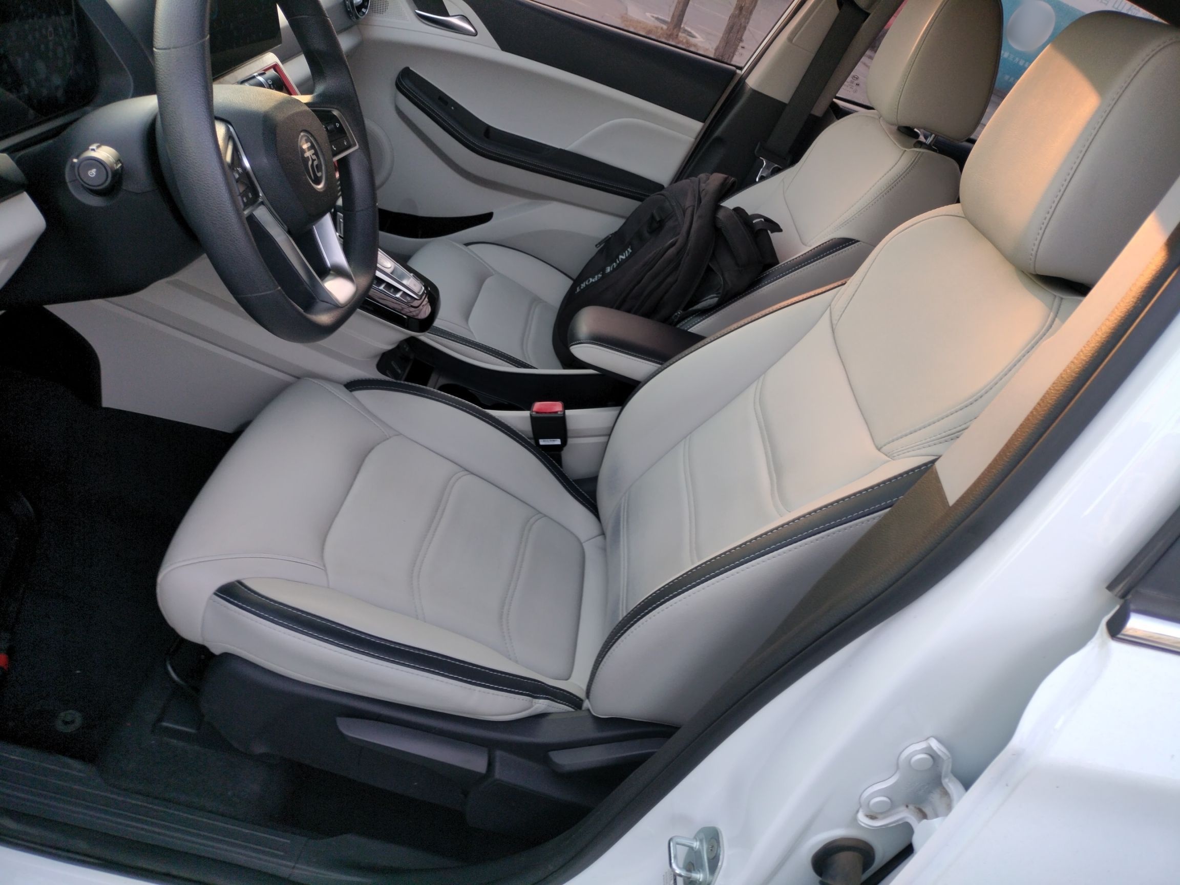 المقاعد الأمامية داخل السيارة