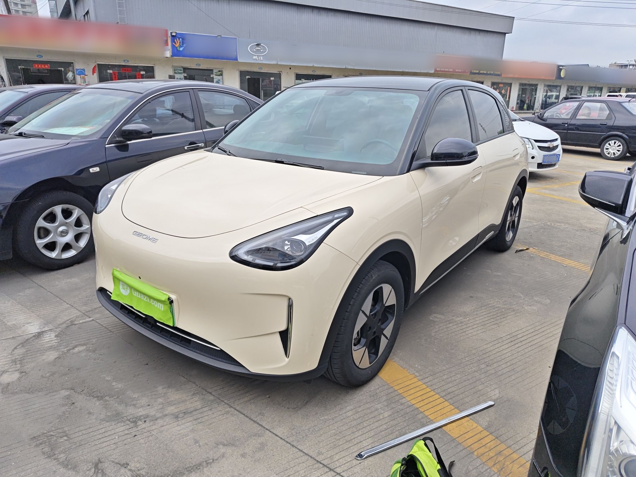 Под передней частью автомобиля