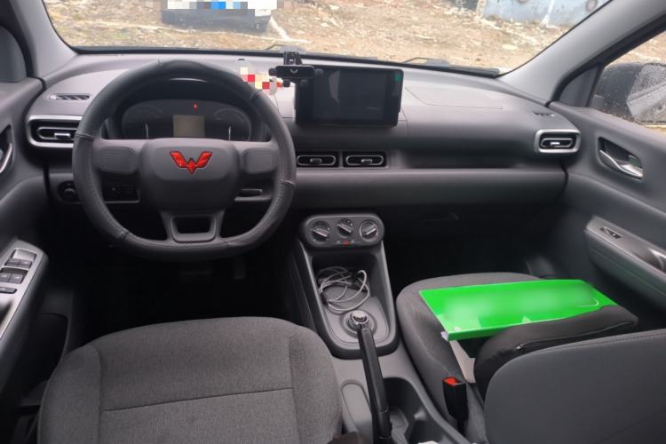 Used Wuling Hongguang New Energy 2025 Extended-Range Hybrid 50KM Comfort Version Center Console