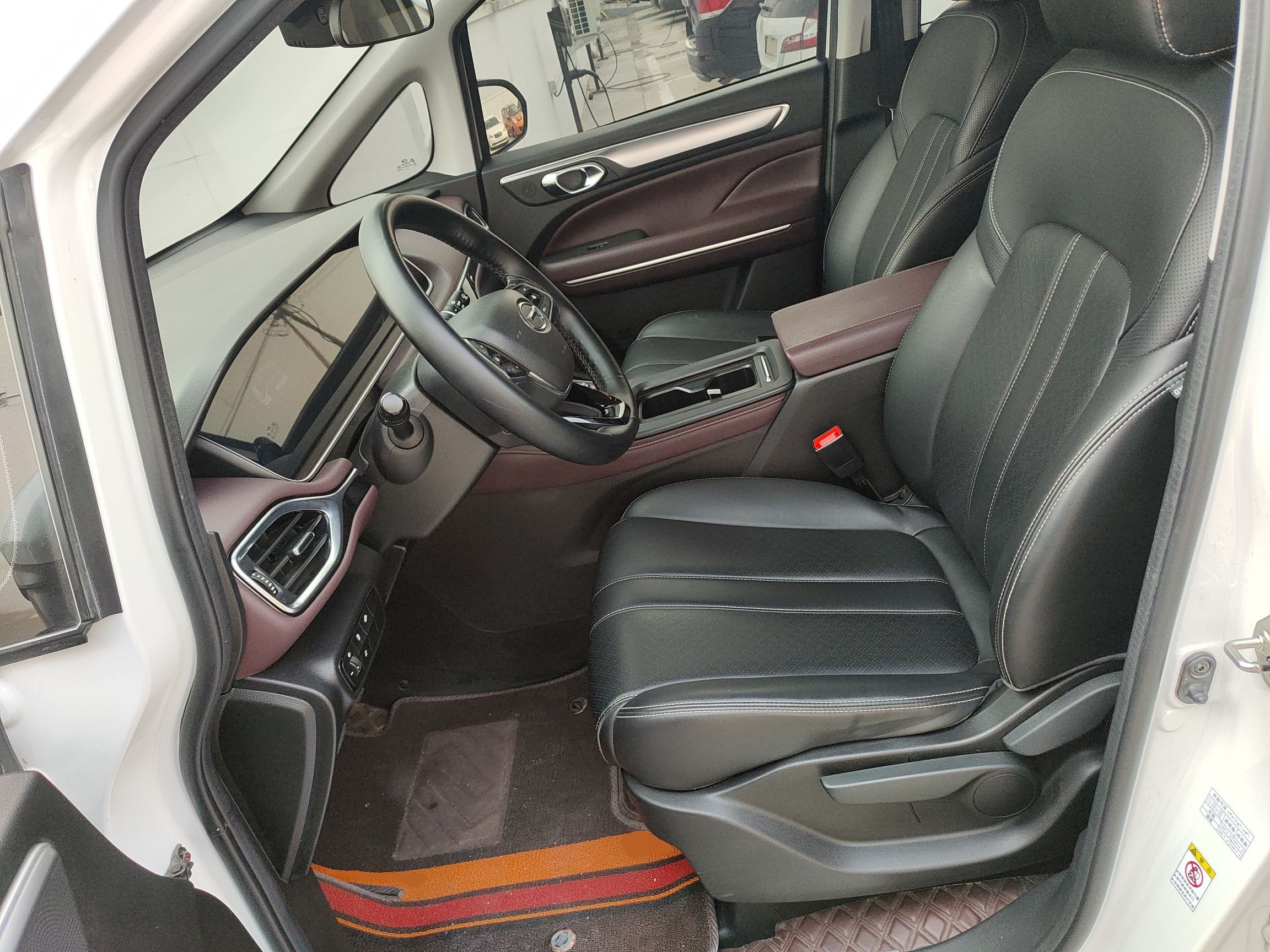 Переднее сиденье в автомобиле