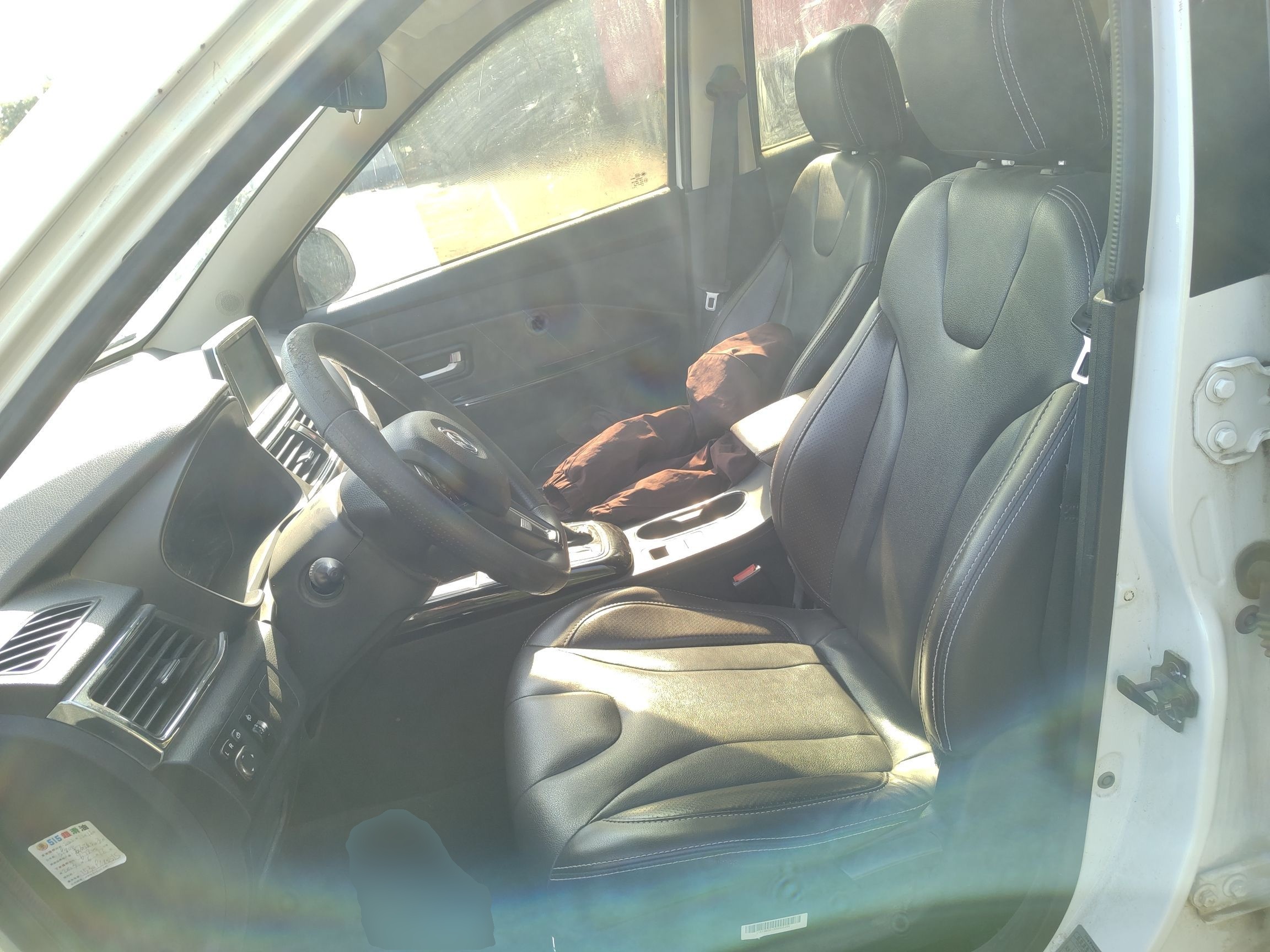 المقاعد الأمامية داخل السيارة