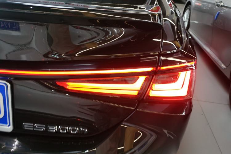 Used Lexus ES 2025 300h Deluxe Edition
