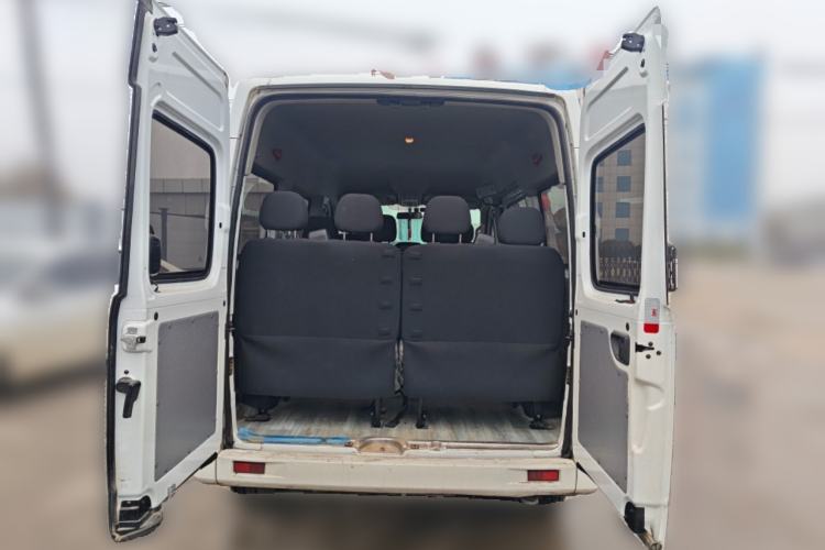 Used SAIC MAXUS Xintu V80 2023 2.0T AMT Classic Aoyuntong Short Wheelbase Mid-Roof 7/8/9-Seater
