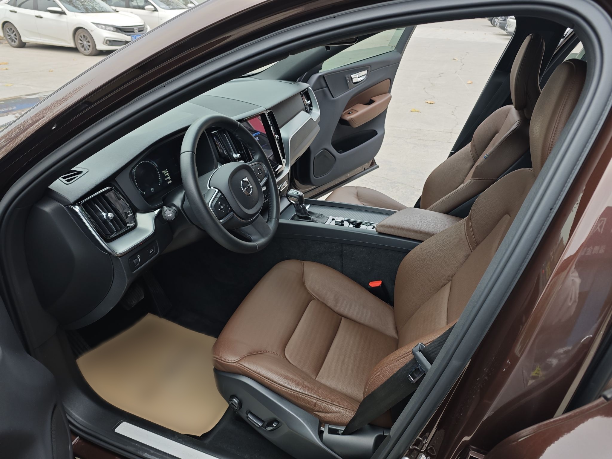 Переднее сиденье в автомобиле