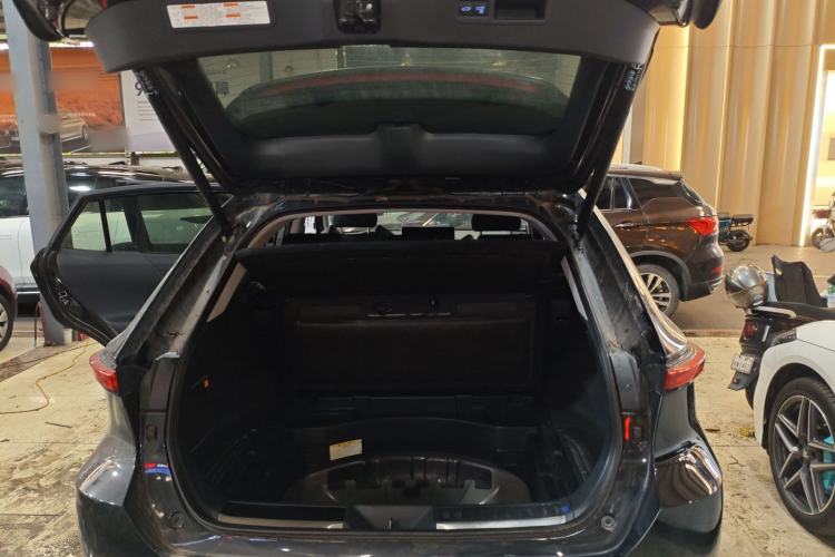 Used Toyota Venza 2022 Dual-Engine 2.5L CVT Four-Wheel Drive Supreme Edition Trunk