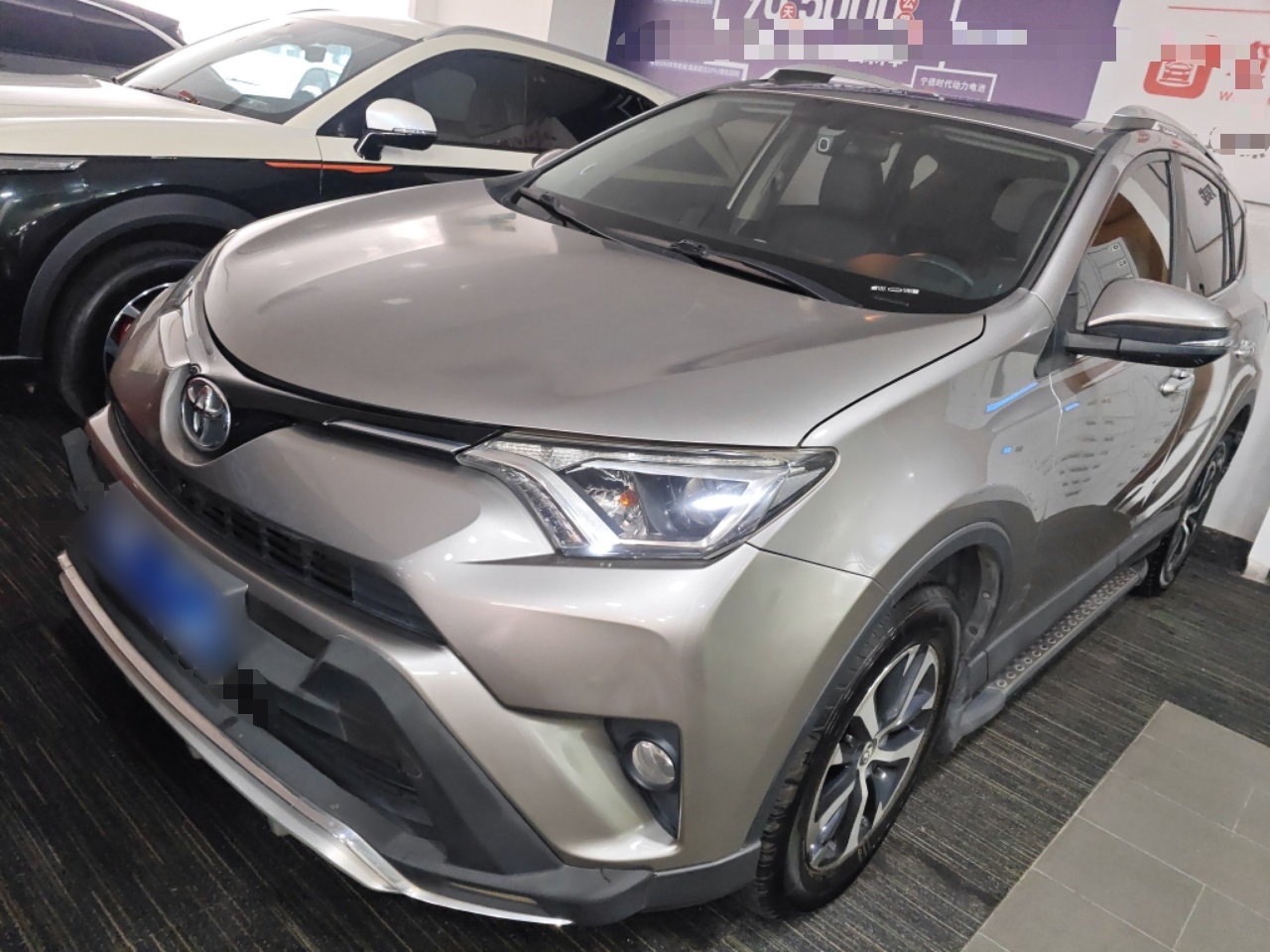 تحت مقدمة السيارة