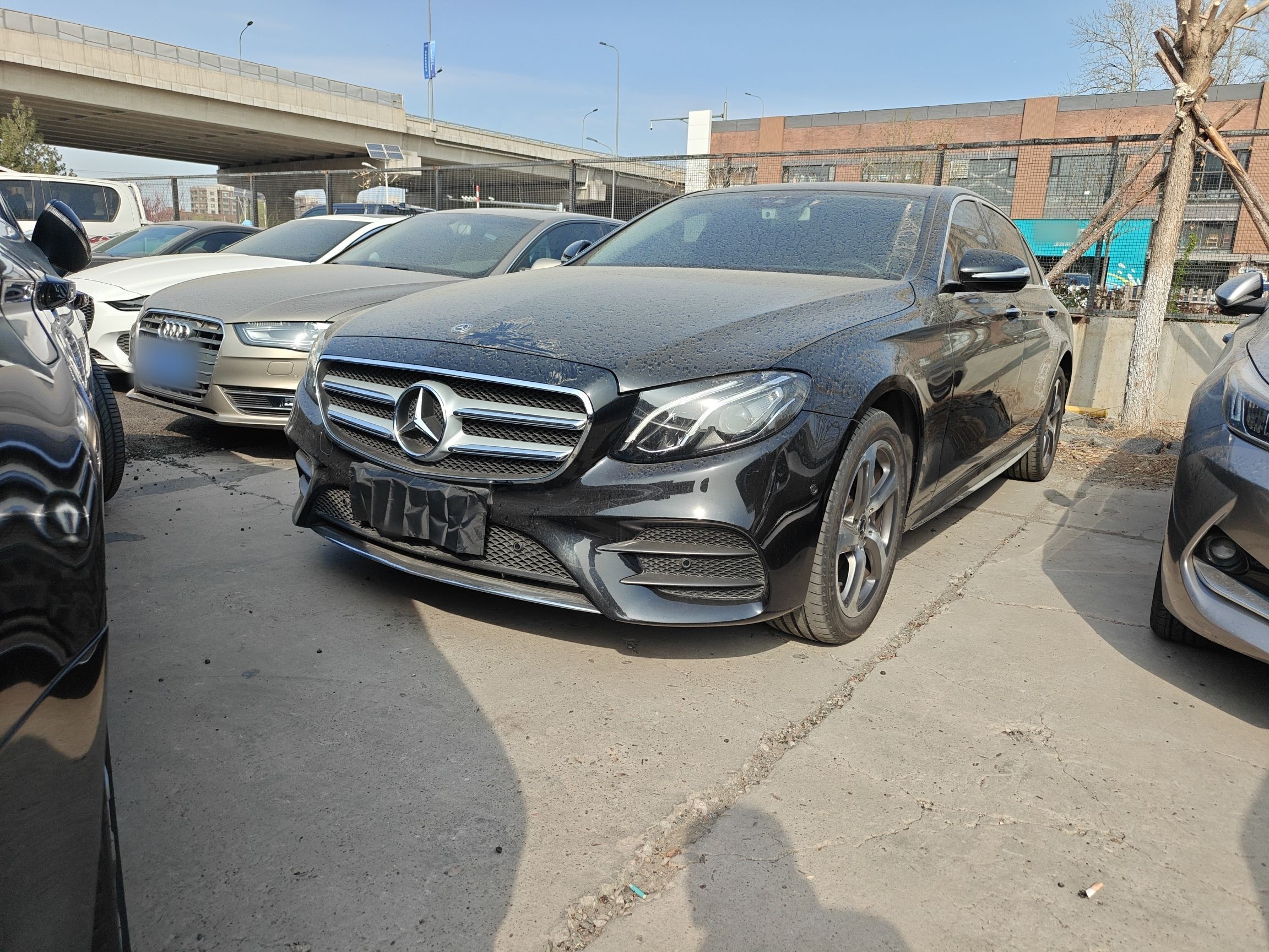 Под передней частью автомобиля