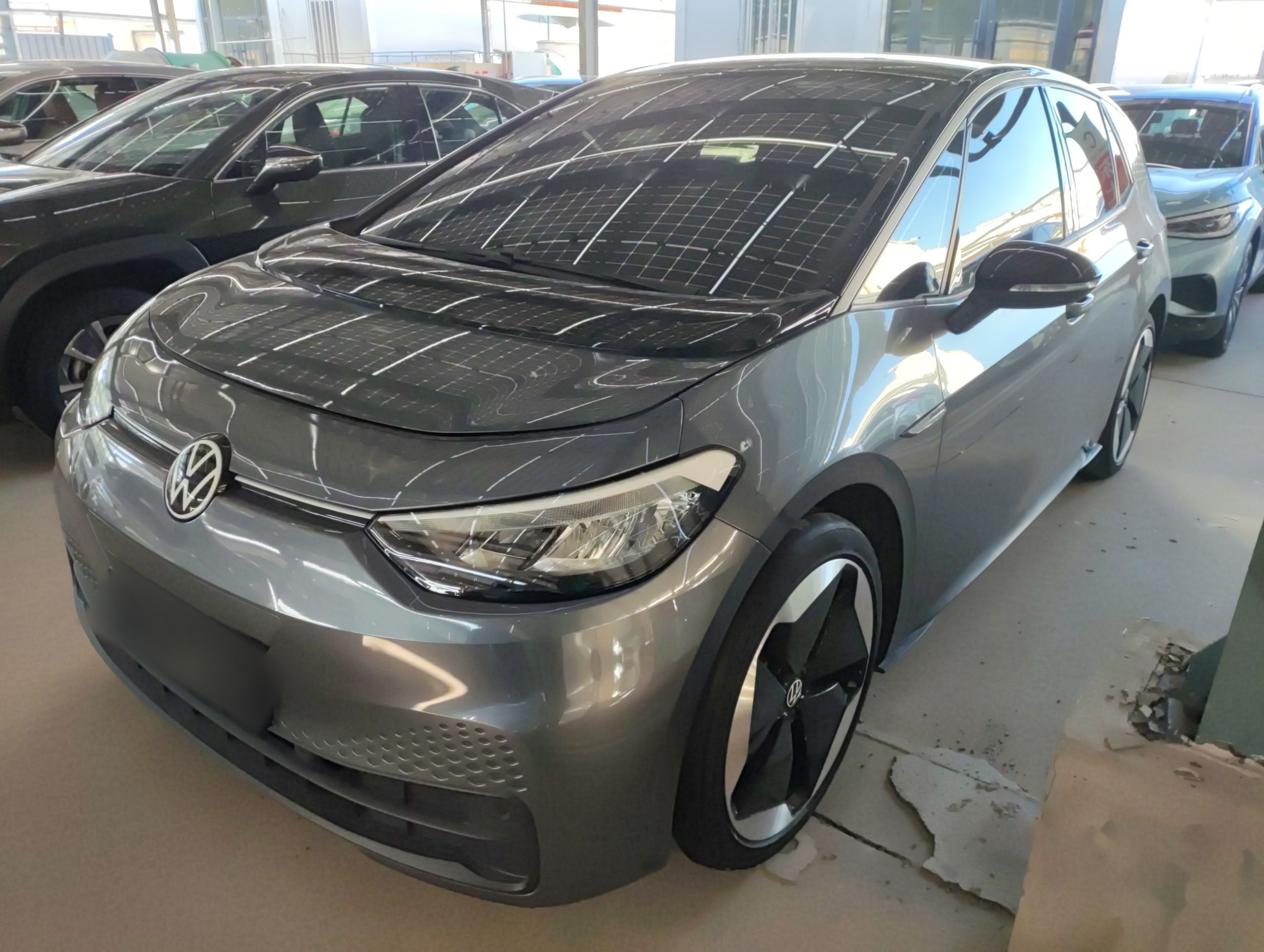 تحت مقدمة السيارة