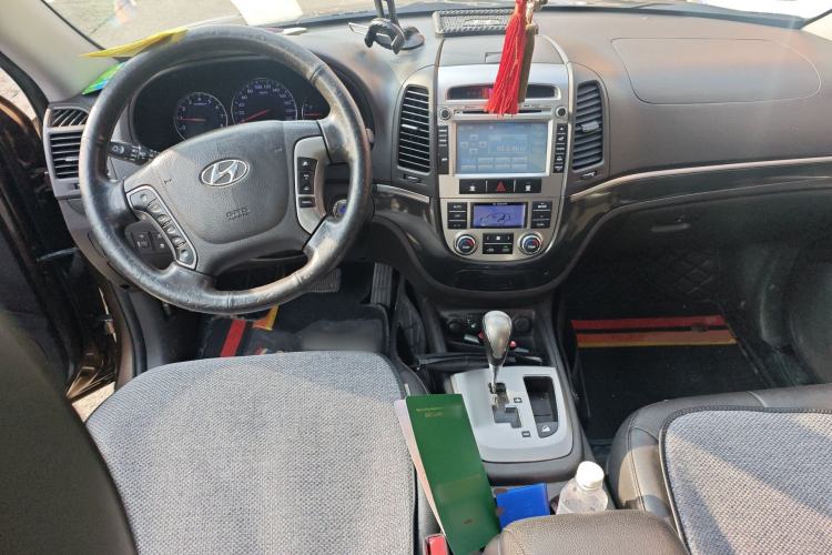 Used Hyundai Santa Fe Classic 2012 2.4 Ultimate Edition 7-Seater Four-Wheel Drive Center Console