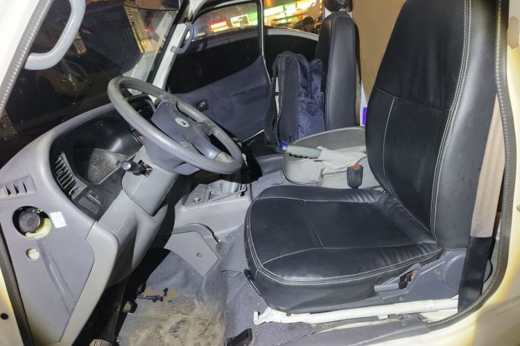 Used Jinbei Hiace 2018 2.0L Fifth-Generation Box Truck Standard Roof 2 Seats 4G21C