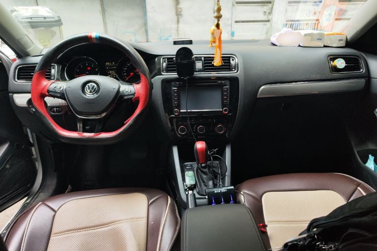 Used Volkswagen Sagitar 2017 1.6L Automatic Comfort Model Center Console