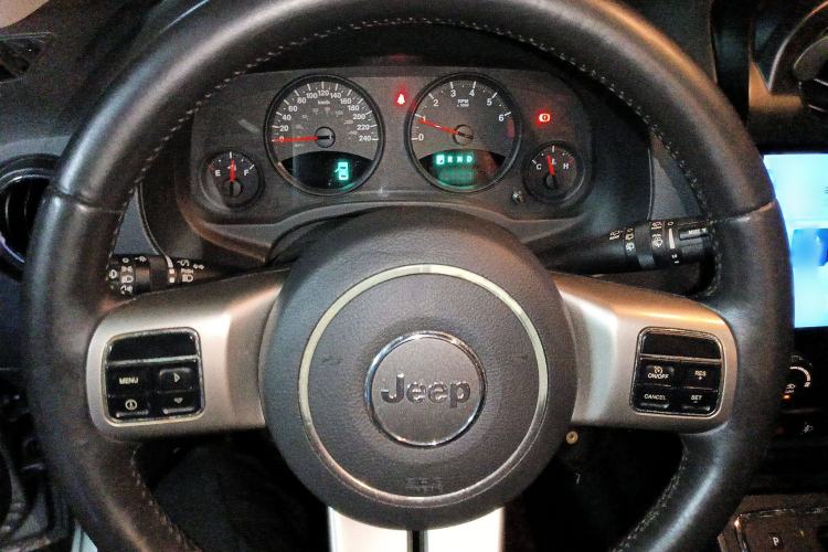 Used Jeep Compass 2011 2.0L two-wheel drive sport version
