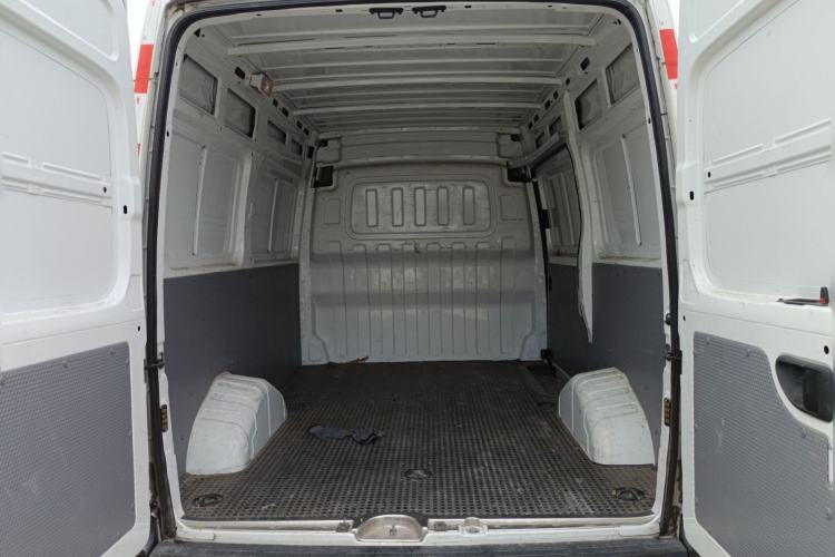 Used SAIC MAXUS Xintu V80 2020 2.5T Manual Classic City Delivery King Short Wheelbase Mid-Roof Design 2/3 Seats
