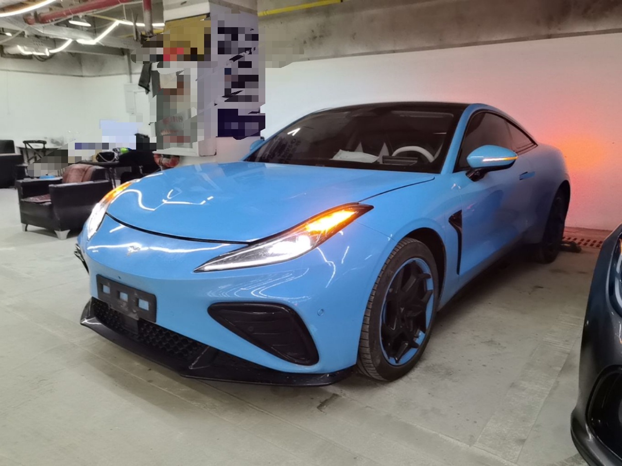 تحت مقدمة السيارة