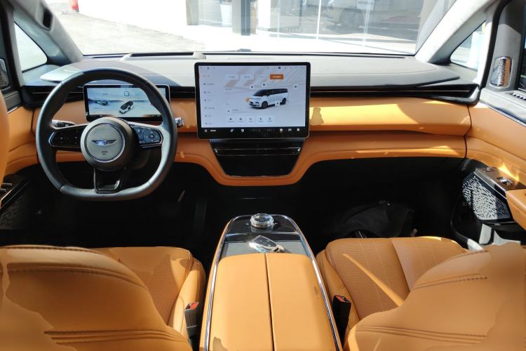 Used Geely Galaxy LEVC L380 2024 140-Degree 6-Seater All-Wheel-Drive Ultra