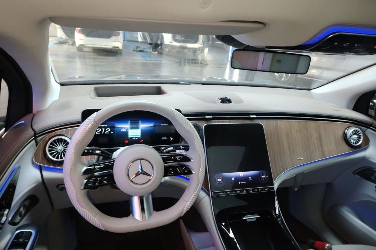 Used Mercedes-Benz EQE SUV 2023 350 4MATIC Luxury Edition Center Console