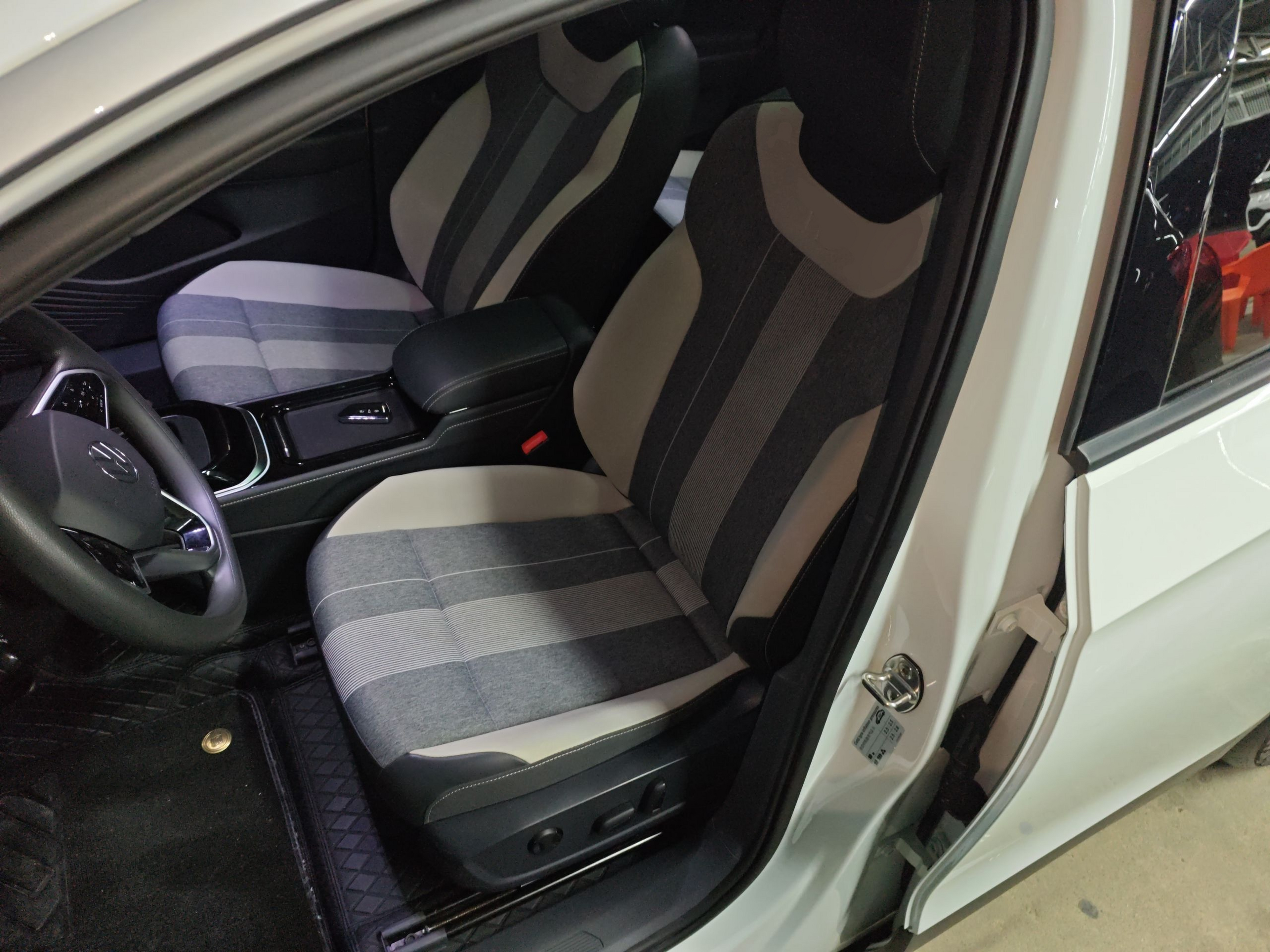 Переднее сиденье в автомобиле