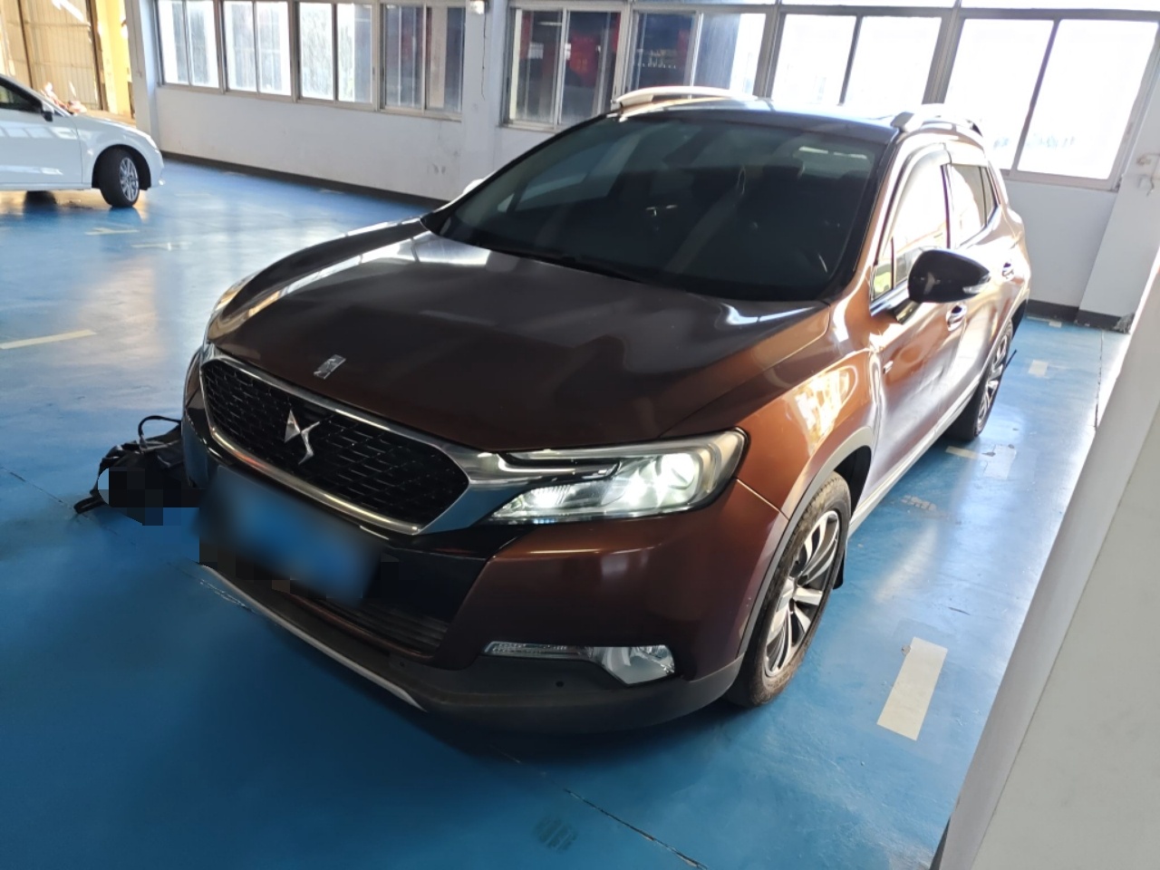 تحت مقدمة السيارة