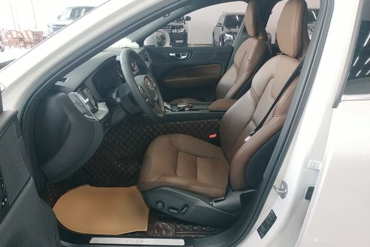 Used Volvo XC60 2023 B5 4x4 Smart Luxury Edition
