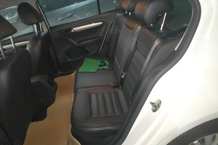 Used Volkswagen Lavida 2013 Revised Version 1.6L Automatic Luxury Edition Left Rear Seat